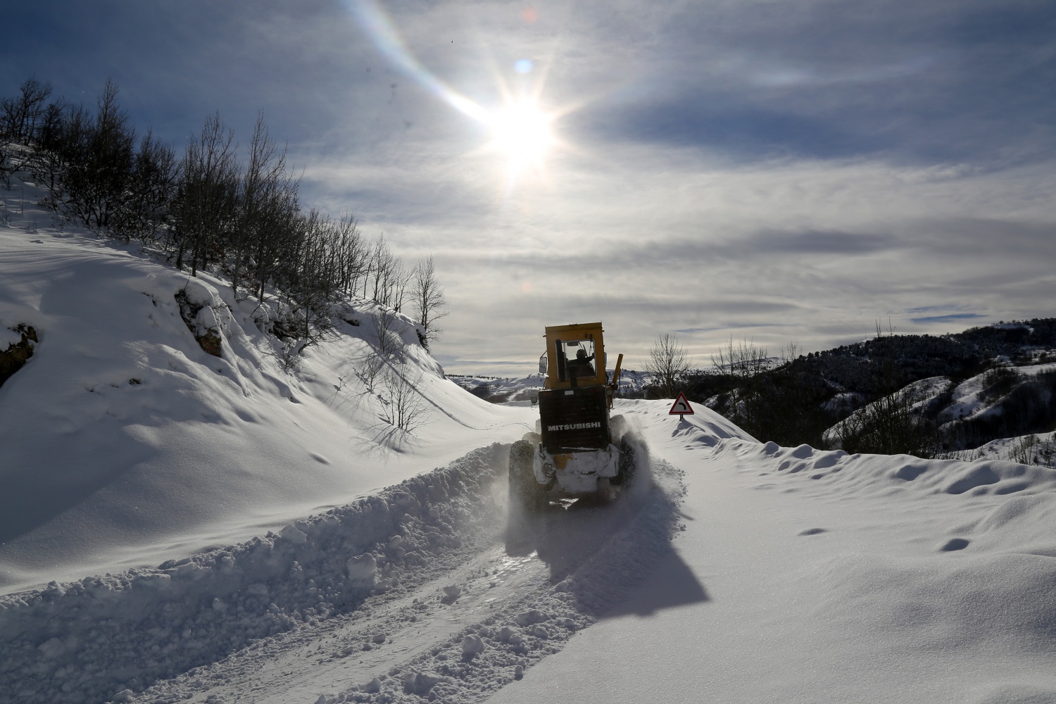 2 bin 200 metre rakımdaki köyün yolu zorlu çalışmalar sonucu açıldı 10