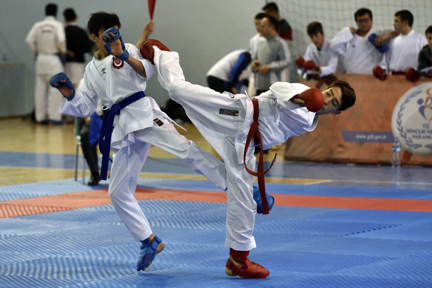 Okullar Arası Gençler Karate müsabakaları Gümüşhane’de başladı 9