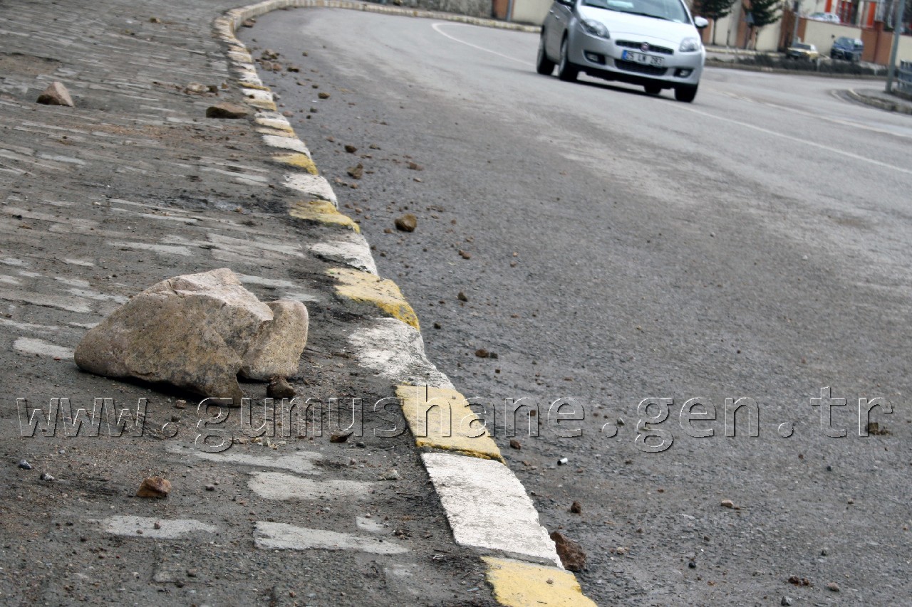 Gümüşhane'de Kayalar Korku Saçıyor 1