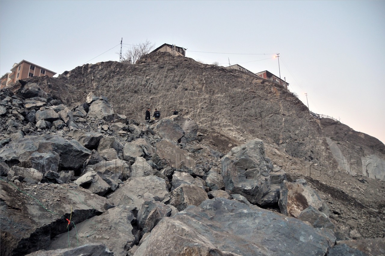 Gümüşhane’de Devasa Kaya 3 Katlı Evin Üzerine Düştü: 1 Yaralı 17