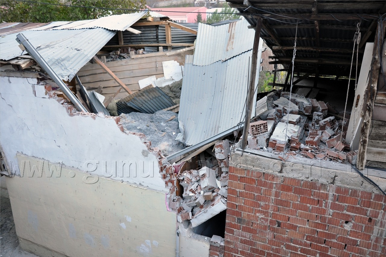 Gümüşhane’de Devasa Kaya 3 Katlı Evin Üzerine Düştü: 1 Yaralı 7