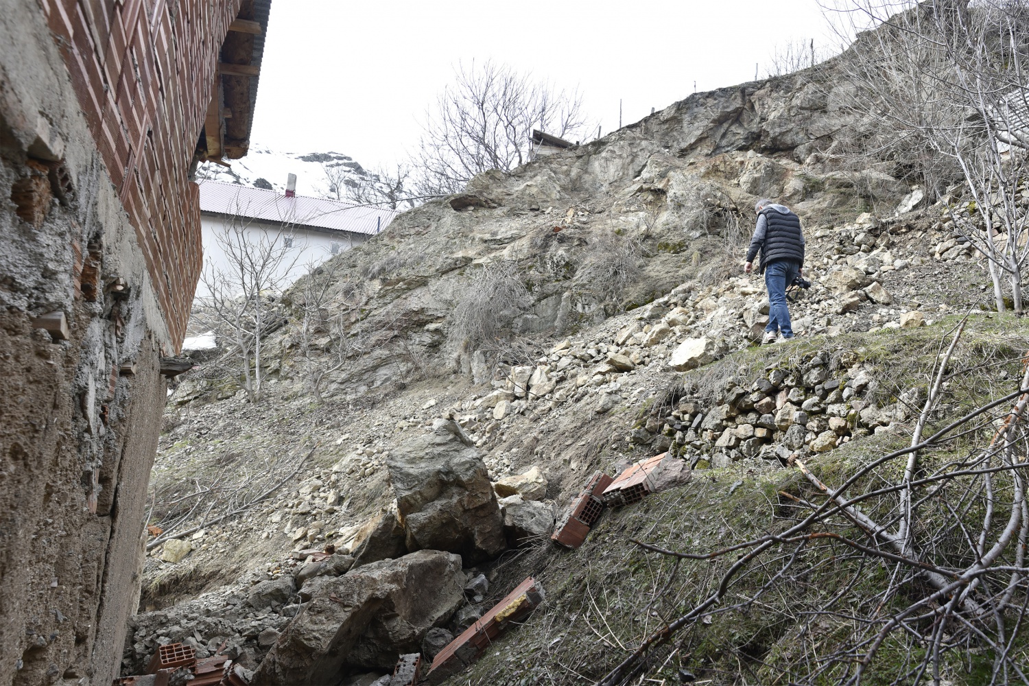 Gümüşhane’de dağdan kopan kayalar evin üzerine yuvarlandı 2