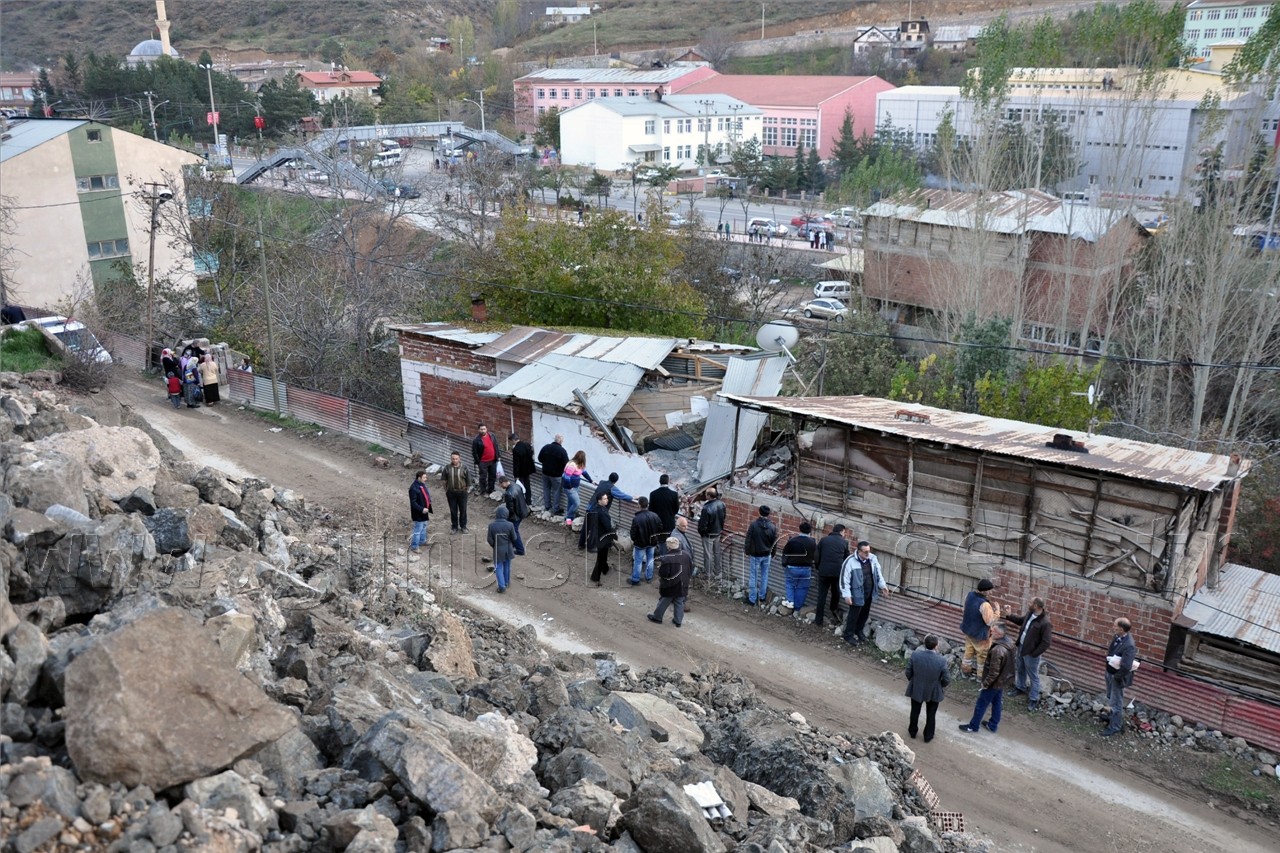 Gümüşhane’de Devasa Kaya 3 Katlı Evin Üzerine Düştü: 1 Yaralı 8
