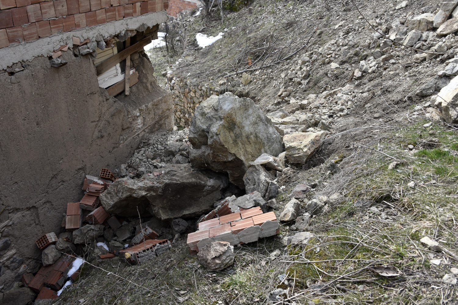 Gümüşhane’de dağdan kopan kayalar evin üzerine yuvarlandı 12