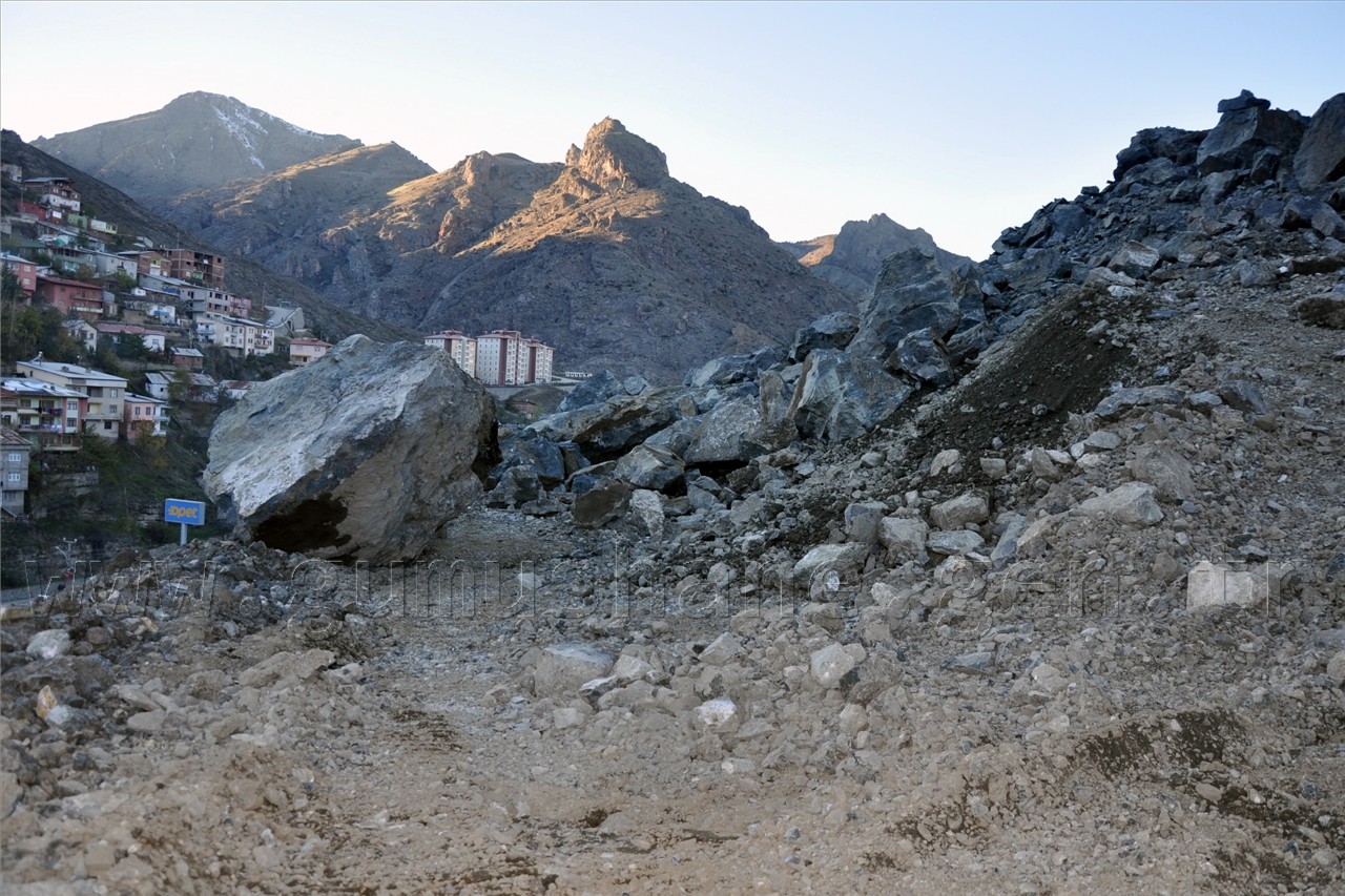 Gümüşhane’de Devasa Kaya 3 Katlı Evin Üzerine Düştü: 1 Yaralı 9