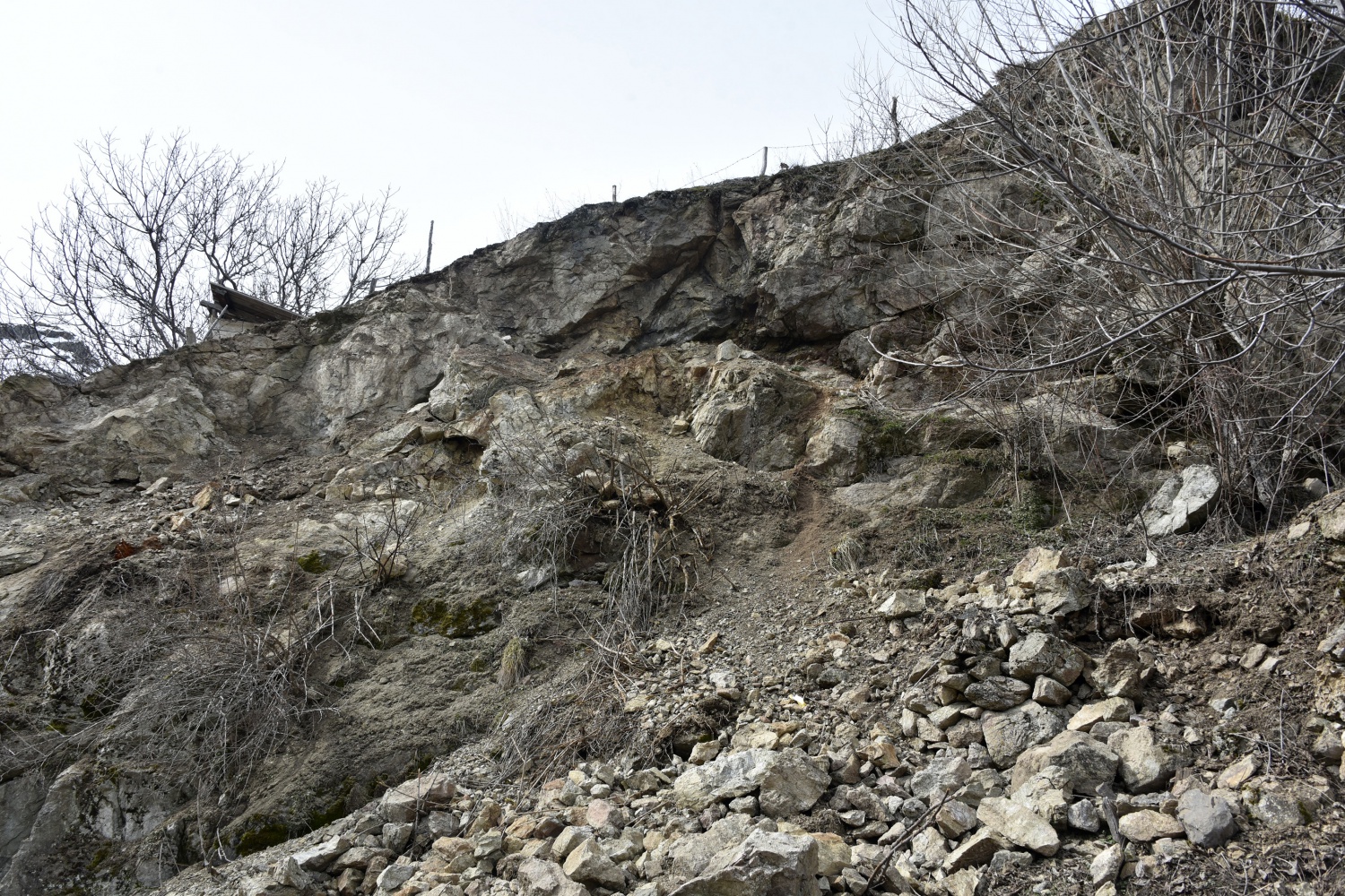 Gümüşhane’de dağdan kopan kayalar evin üzerine yuvarlandı 14