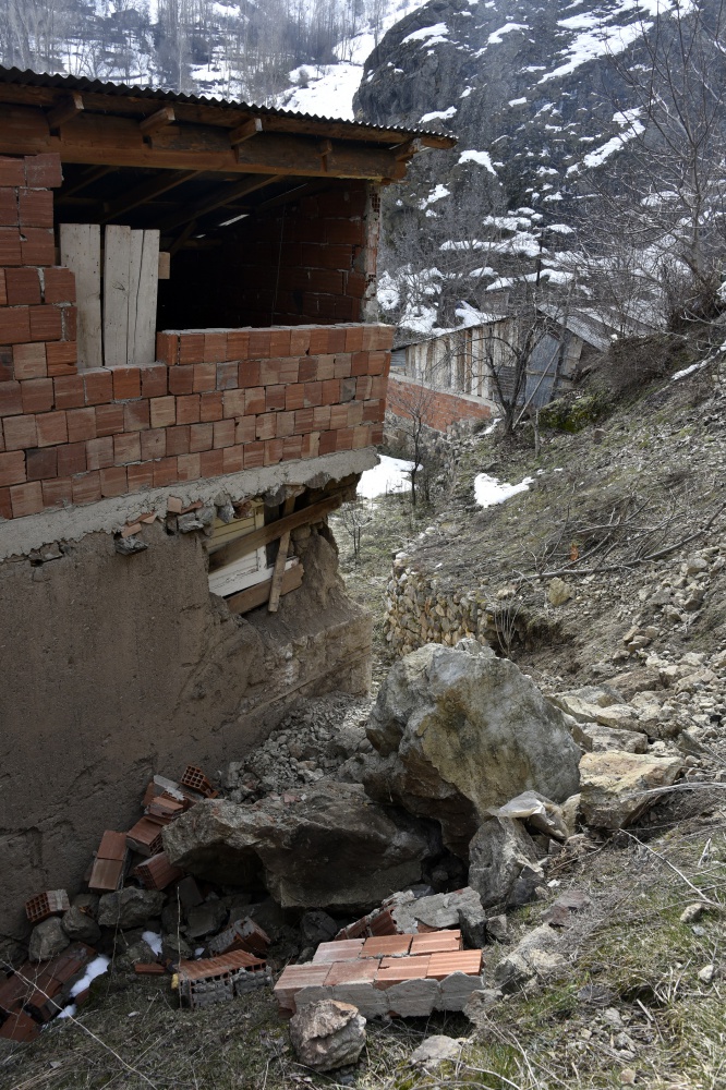 Gümüşhane’de dağdan kopan kayalar evin üzerine yuvarlandı 4