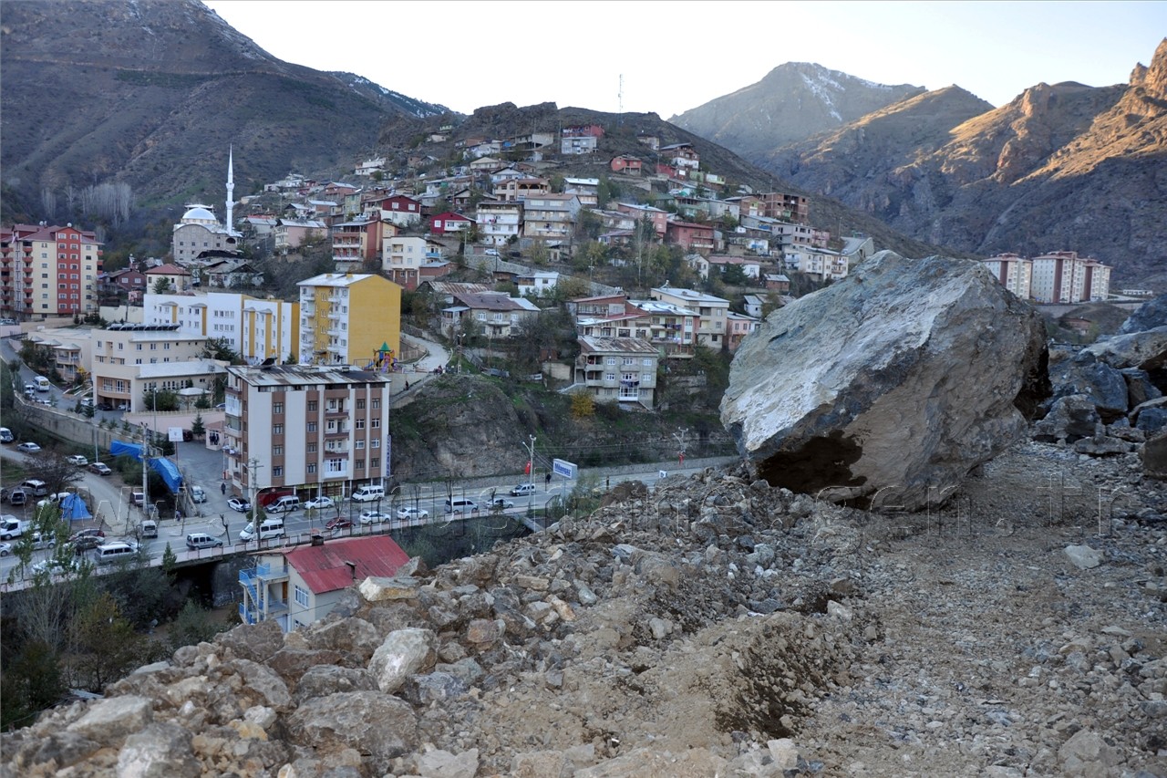 Gümüşhane’de Devasa Kaya 3 Katlı Evin Üzerine Düştü: 1 Yaralı 10