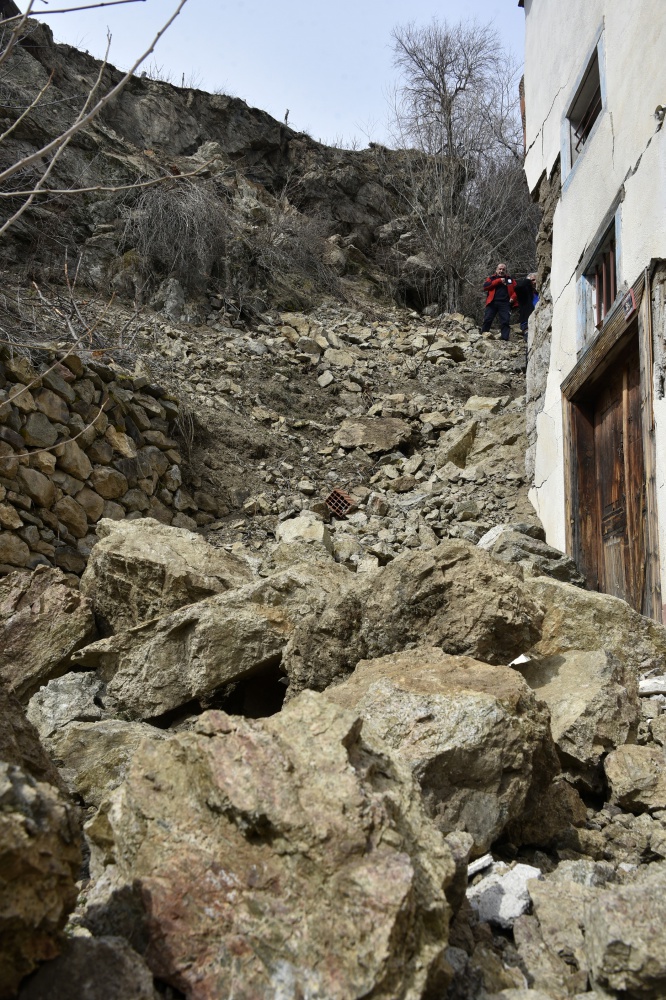 Gümüşhane’de dağdan kopan kayalar evin üzerine yuvarlandı 6