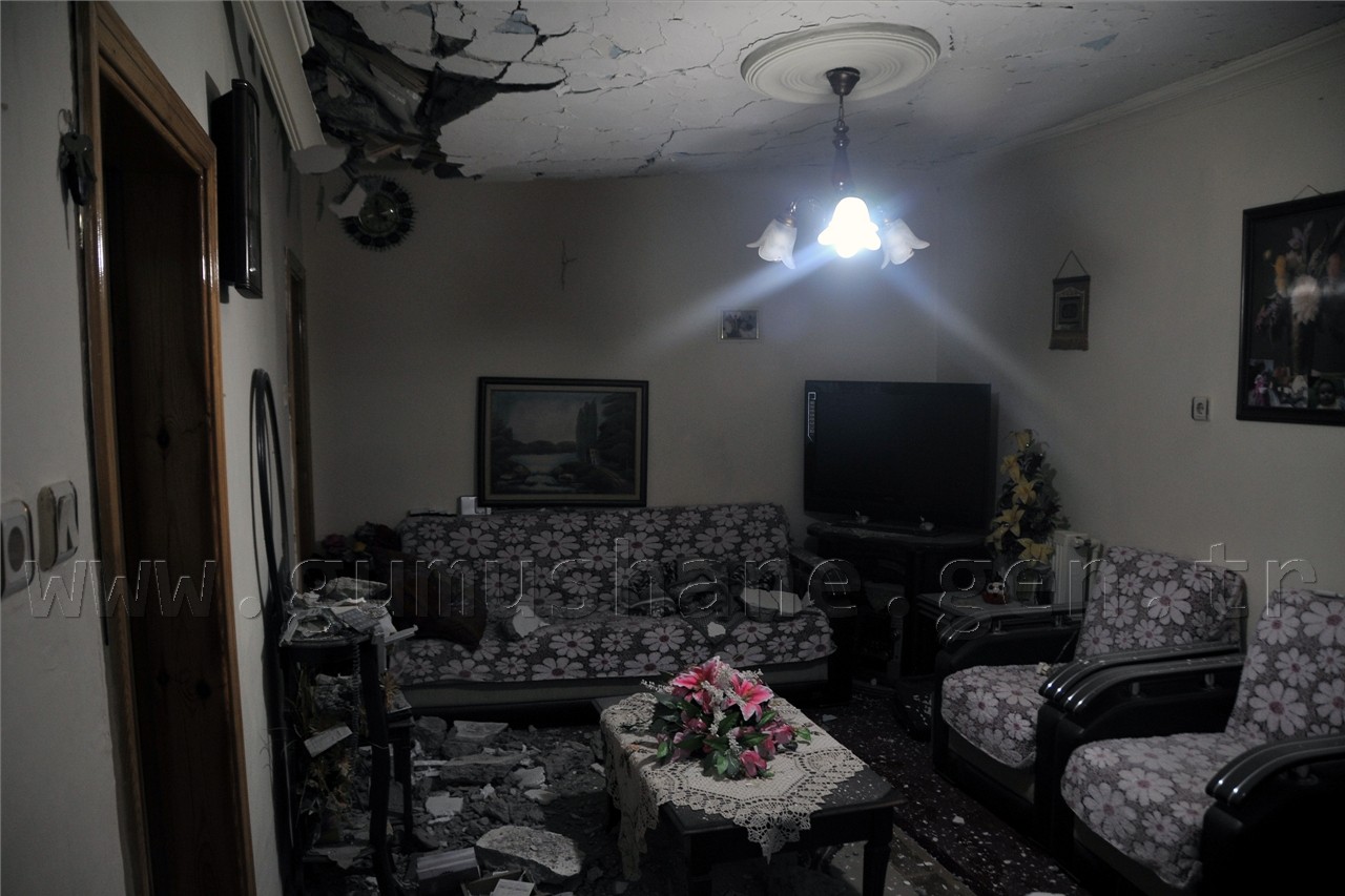 Gümüşhane’de Devasa Kaya 3 Katlı Evin Üzerine Düştü: 1 Yaralı 12