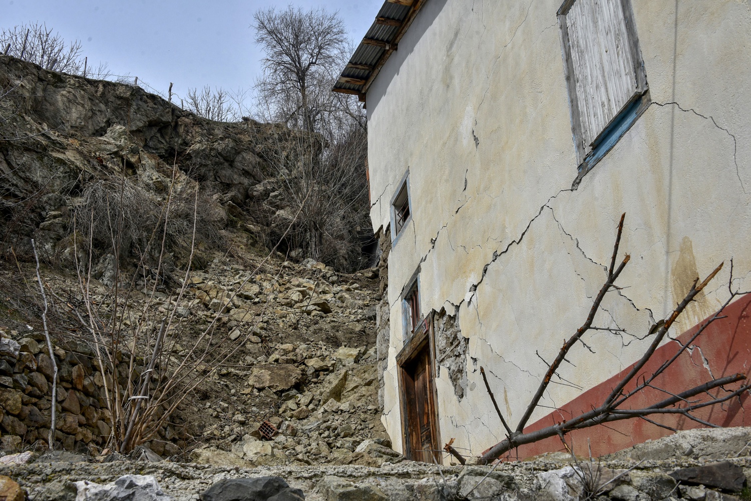 Gümüşhane’de dağdan kopan kayalar evin üzerine yuvarlandı 9