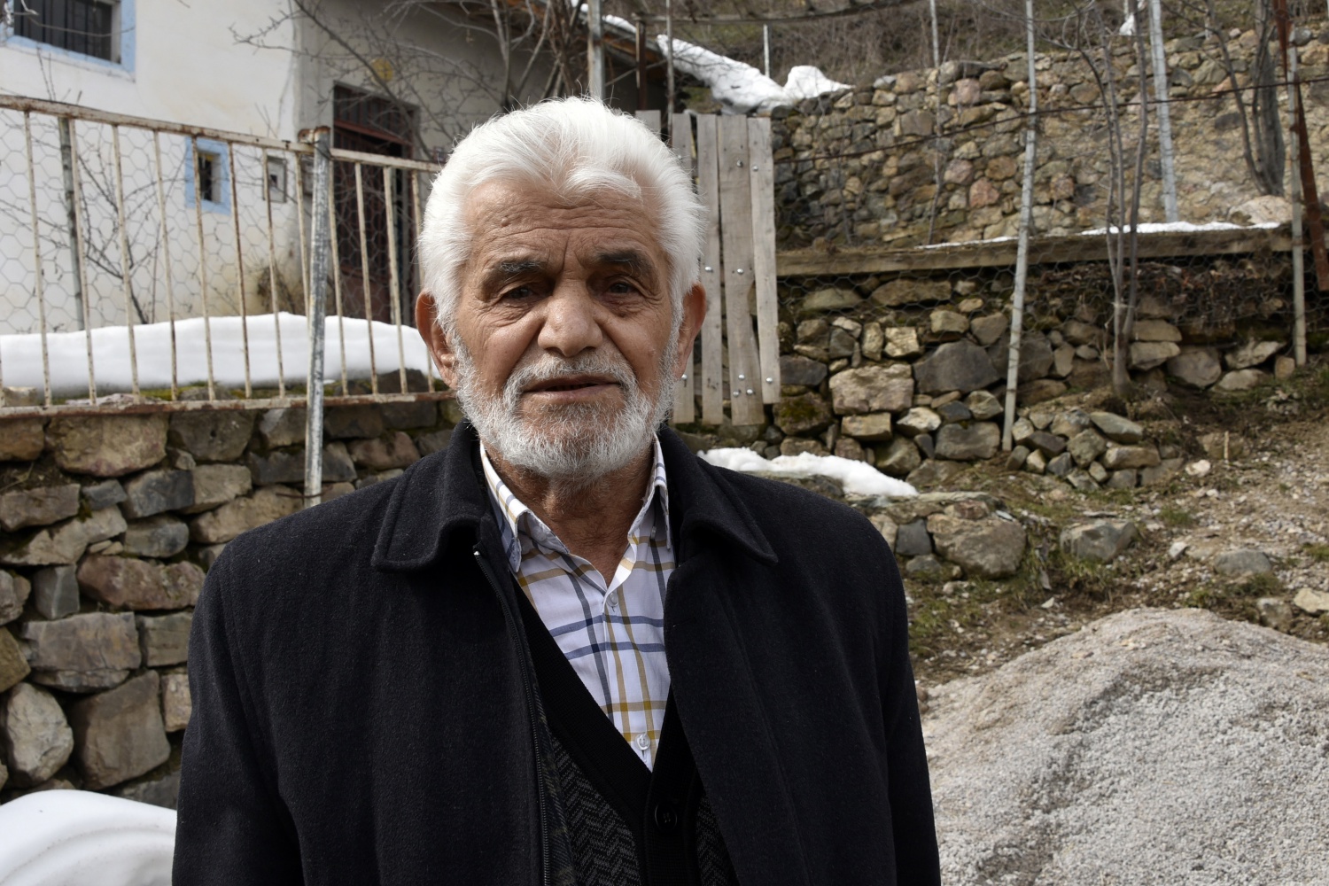 Gümüşhane’de dağdan kopan kayalar evin üzerine yuvarlandı 10