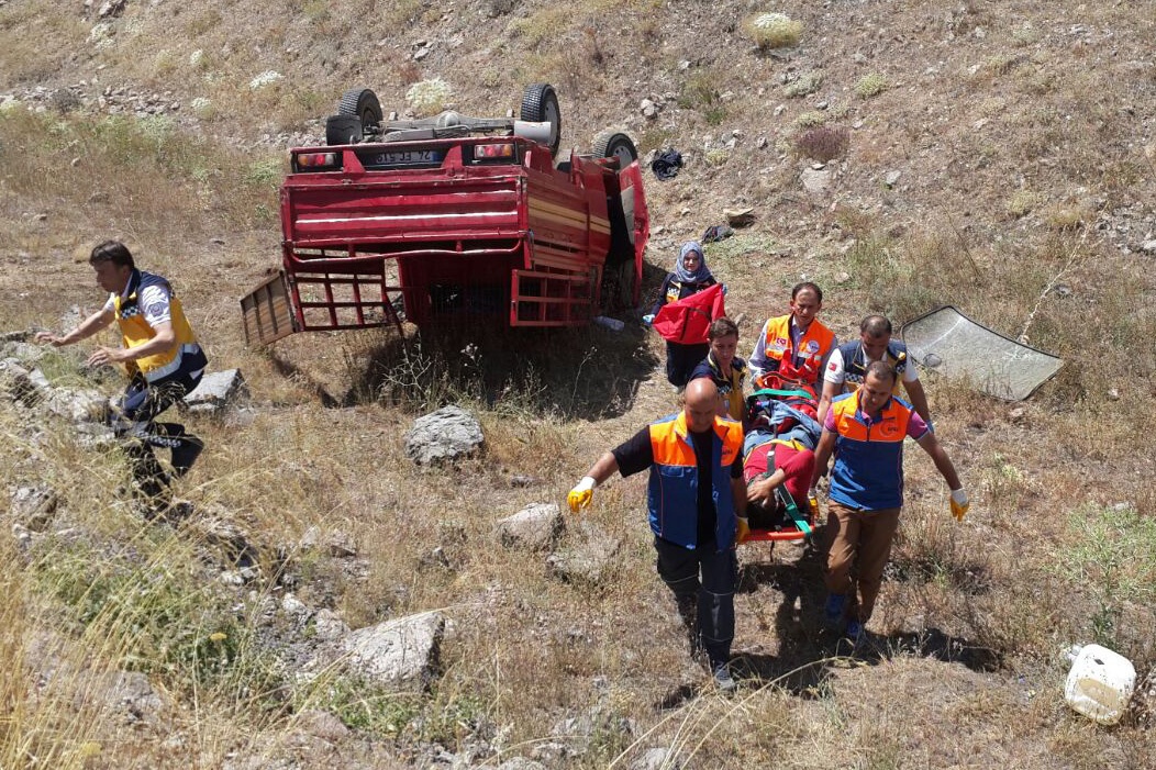 Kamyonet tarlaya yuvarlandı: 2 yaralı 2