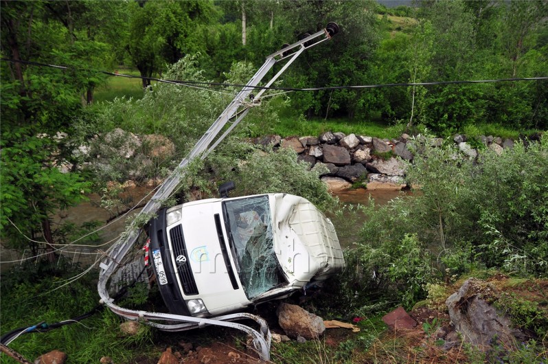 Servis Minibüsü Harşit Çayına Uçtu: 13 Yaralı 1