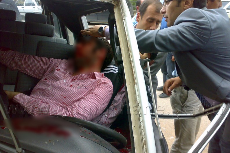 Minibüs Direğe Çarptı: 2 Yaralı 8