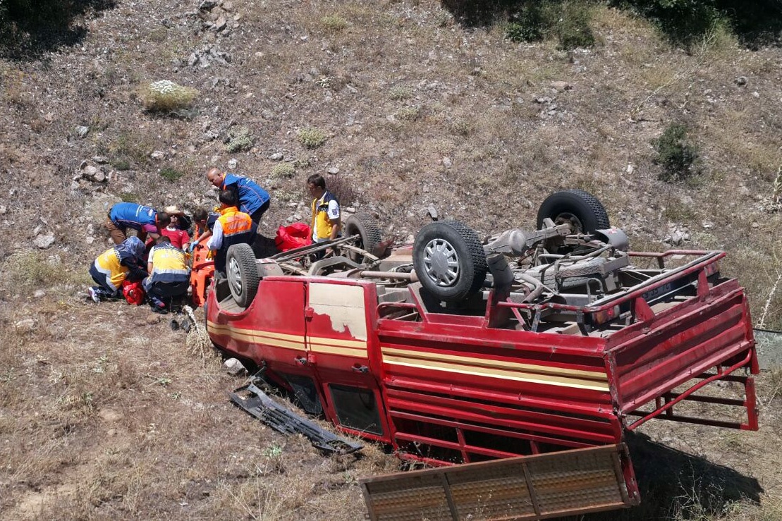 Kamyonet tarlaya yuvarlandı: 2 yaralı 1