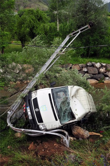 Servis Minibüsü Harşit Çayına Uçtu: 13 Yaralı 2