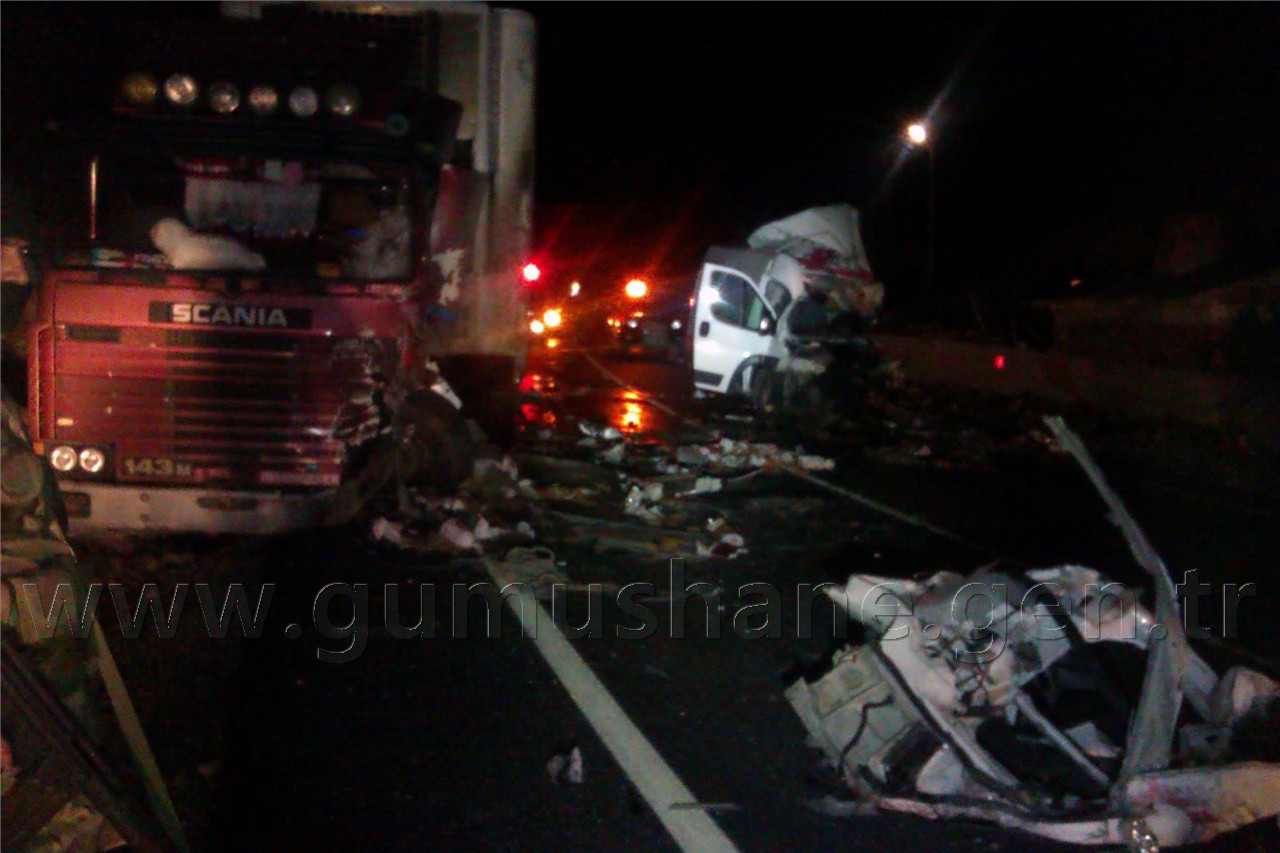 Gümüşhane'de Minibüsle Tır Çarpıştı: 1 Ölü 2