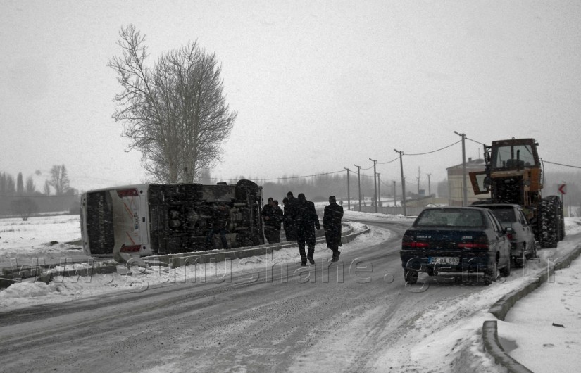 Köse'de Yolcu Midibüsü Yan Yattı: 5 Yaralı 2