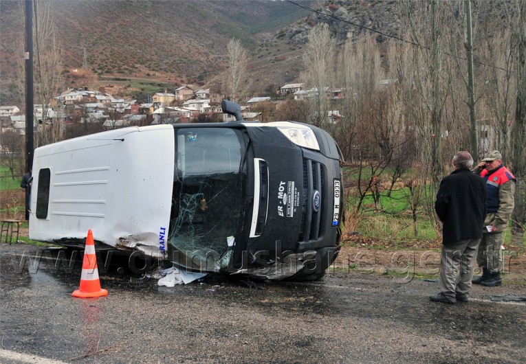 Minibüs Yan Yattı: 8 Yaralı 2