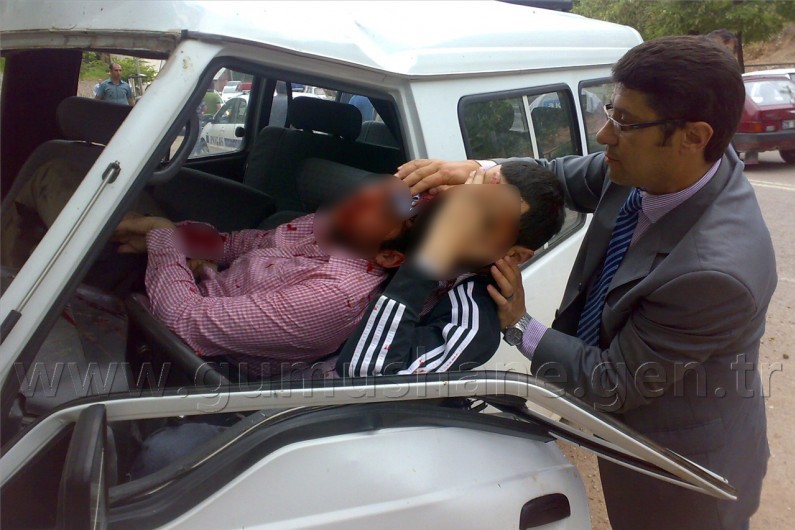 Minibüs Direğe Çarptı: 2 Yaralı 9