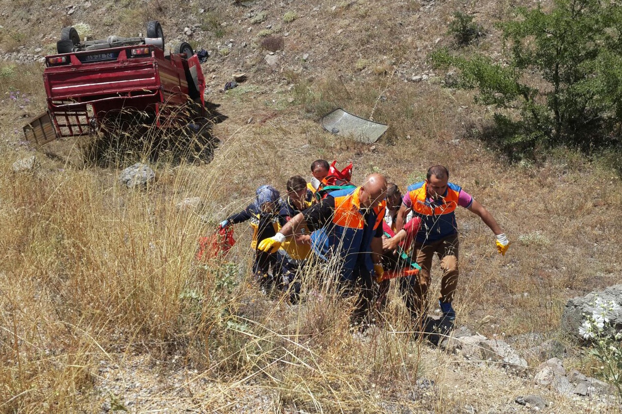 Kamyonet tarlaya yuvarlandı: 2 yaralı 3
