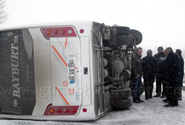 Köse'de Yolcu Midibüsü Yan Yattı: 5 Yaralı 3