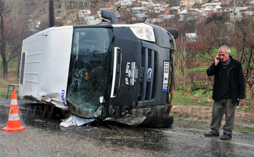 Minibüs Yan Yattı: 8 Yaralı 3