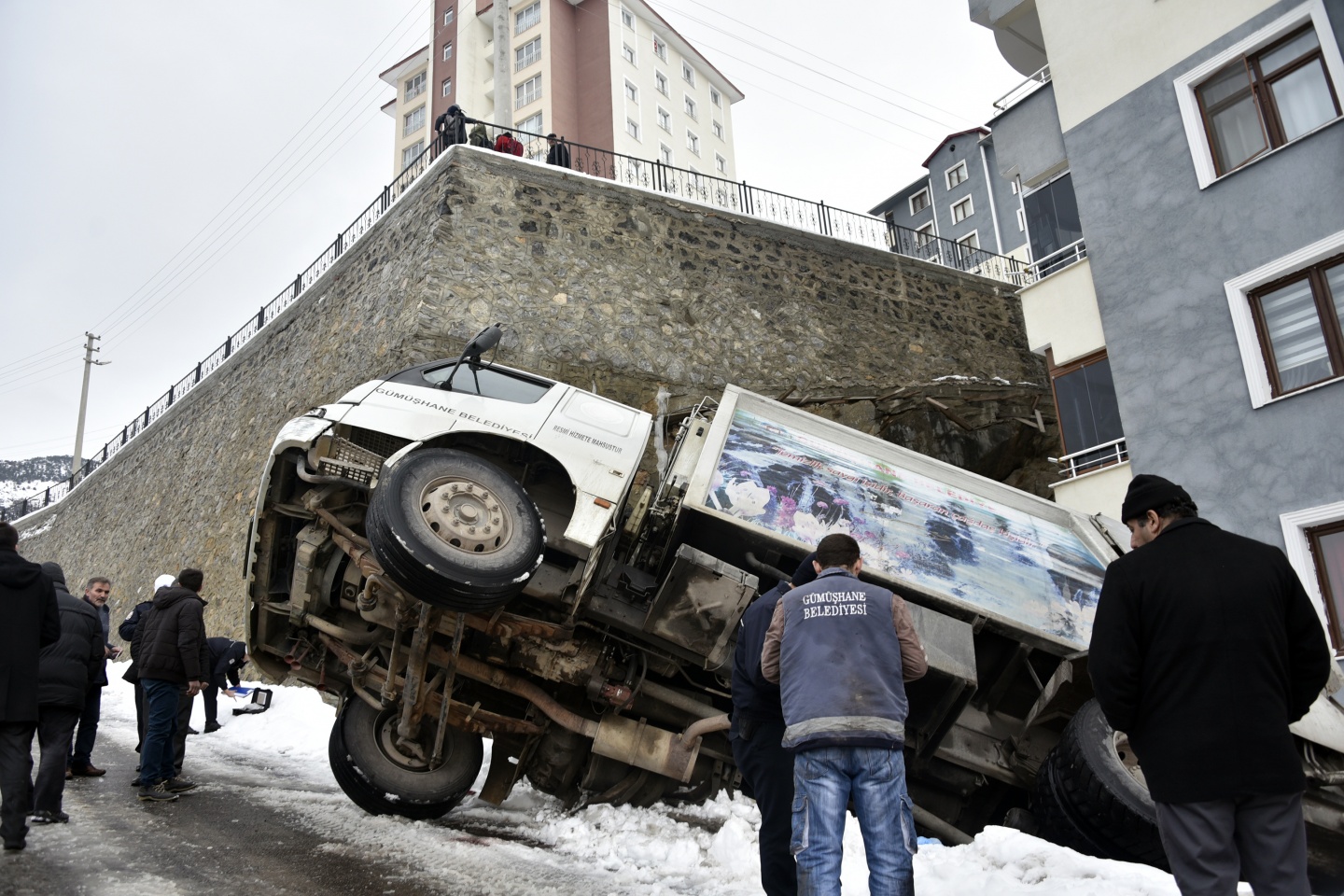 Gümüşhane’de çöp kamyonu devrildi: 1 yaralı 4