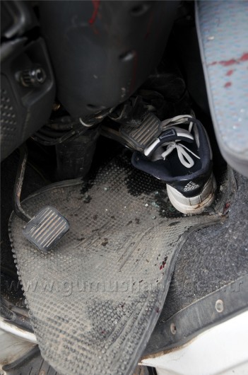 Minibüs Direğe Çarptı: 2 Yaralı 1