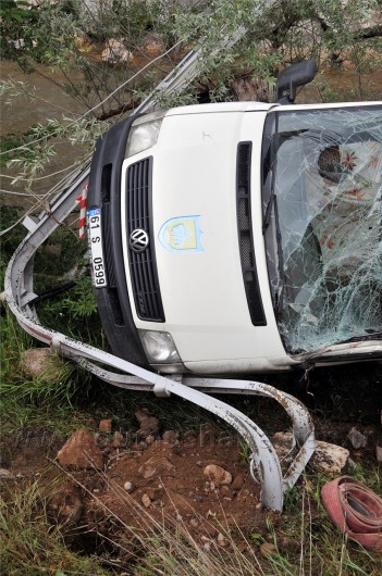 Servis Minibüsü Harşit Çayına Uçtu: 13 Yaralı 3