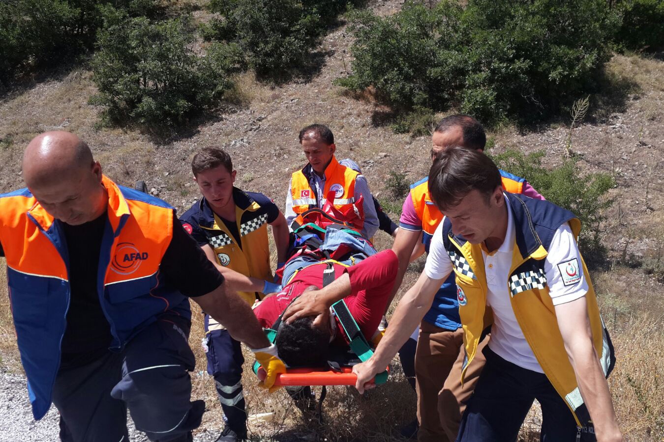 Kamyonet tarlaya yuvarlandı: 2 yaralı 4