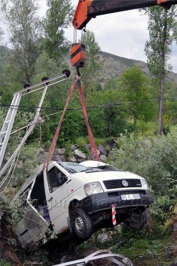 Servis Minibüsü Harşit Çayına Uçtu: 13 Yaralı 6