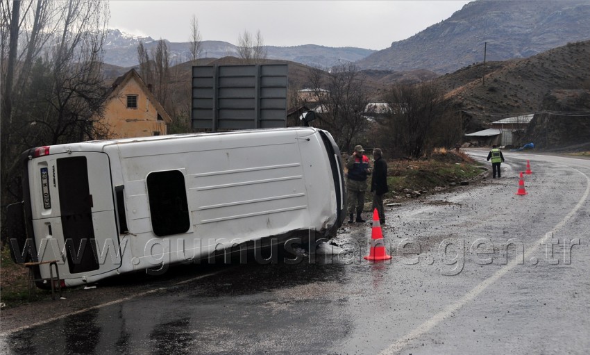 Minibüs Yan Yattı: 8 Yaralı 4