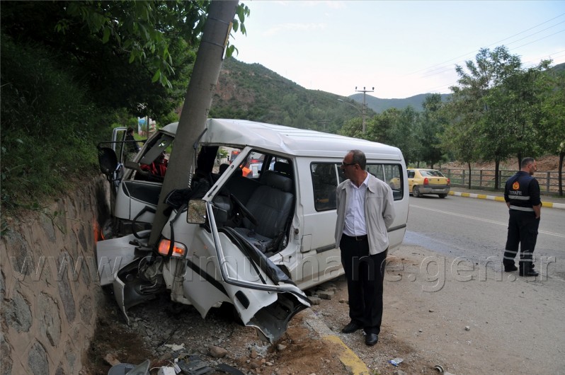 Minibüs Direğe Çarptı: 2 Yaralı 2