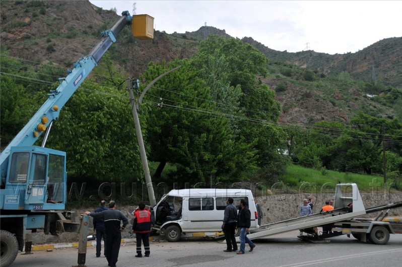 Minibüs Direğe Çarptı: 2 Yaralı 3