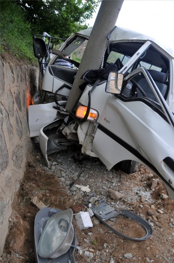 Minibüs Direğe Çarptı: 2 Yaralı 4