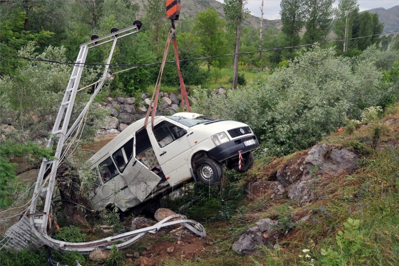 Servis Minibüsü Harşit Çayına Uçtu: 13 Yaralı 4