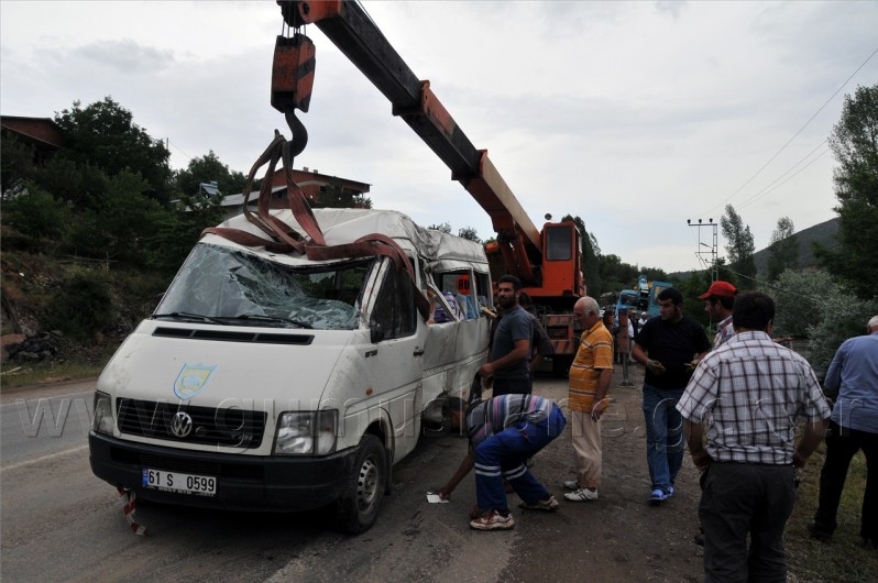 Servis Minibüsü Harşit Çayına Uçtu: 13 Yaralı 5