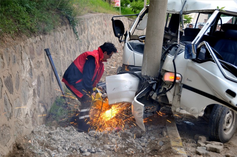 Minibüs Direğe Çarptı: 2 Yaralı 5