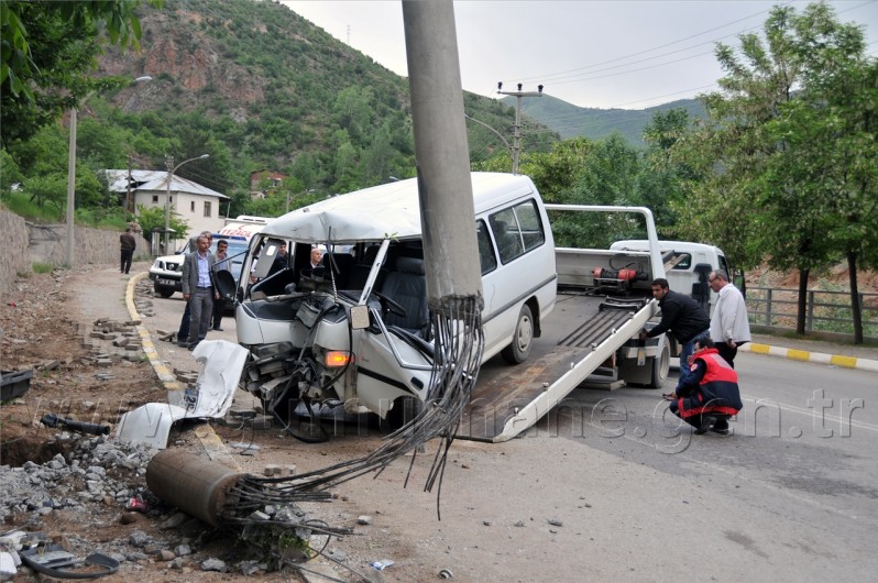 Minibüs Direğe Çarptı: 2 Yaralı 6