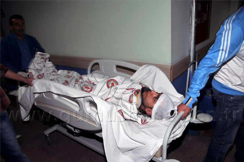 Minibüs Direğe Çarptı: 2 Yaralı 7