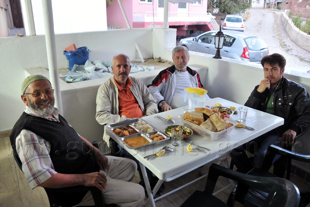 8 Yıldır Yoldan Geçene Ücretsiz İftar Veriliyor 1