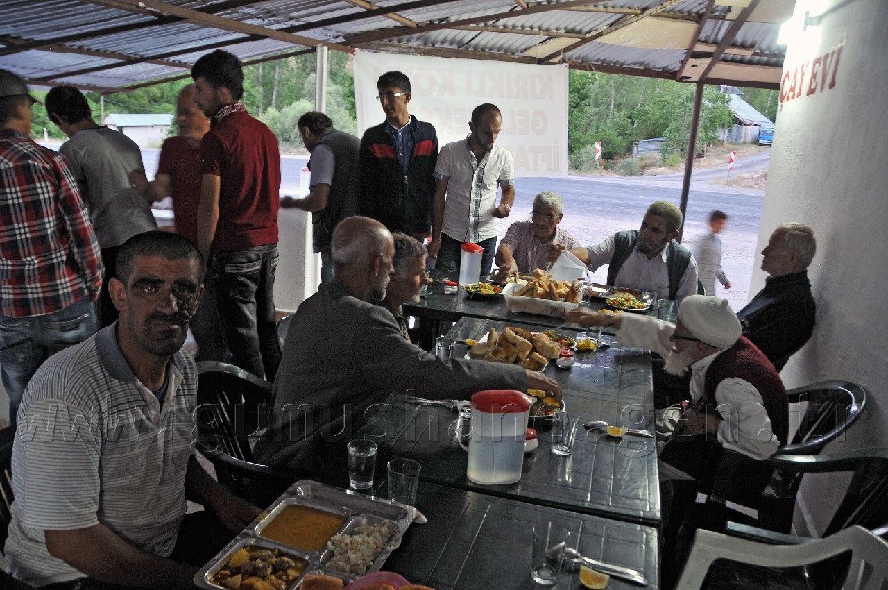 8 Yıldır Yoldan Geçene Ücretsiz İftar Veriliyor 2