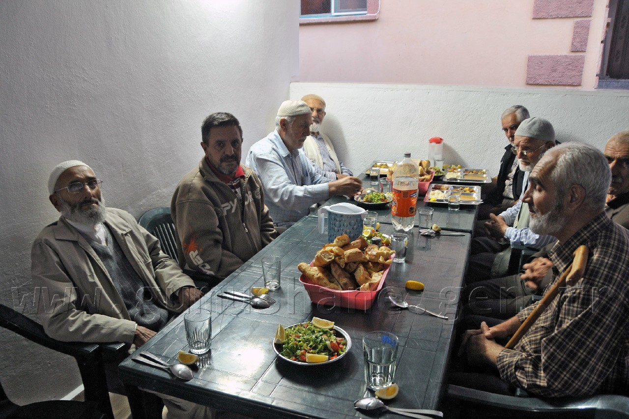 8 Yıldır Yoldan Geçene Ücretsiz İftar Veriliyor 3