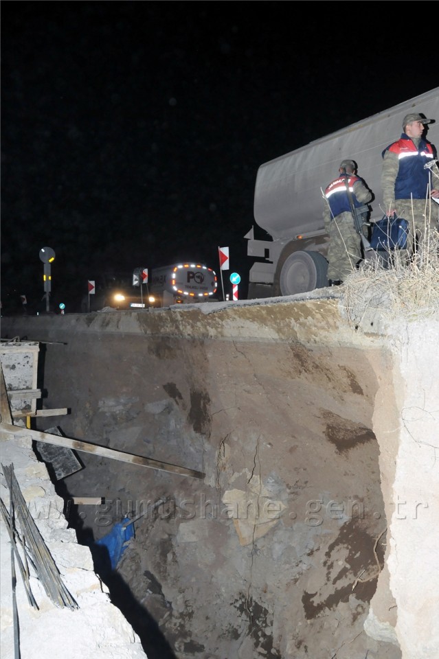Gümüşhane-Trabzon Karayolunda Köprü Çöktü: 2 Yaralı 4