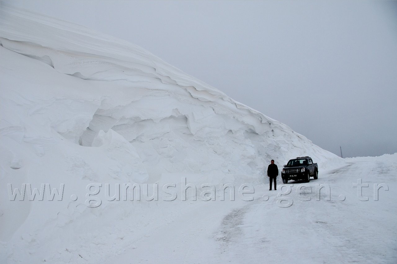 Kostan Dağında 7 Metrelik Dev Kar Kütleleri 1