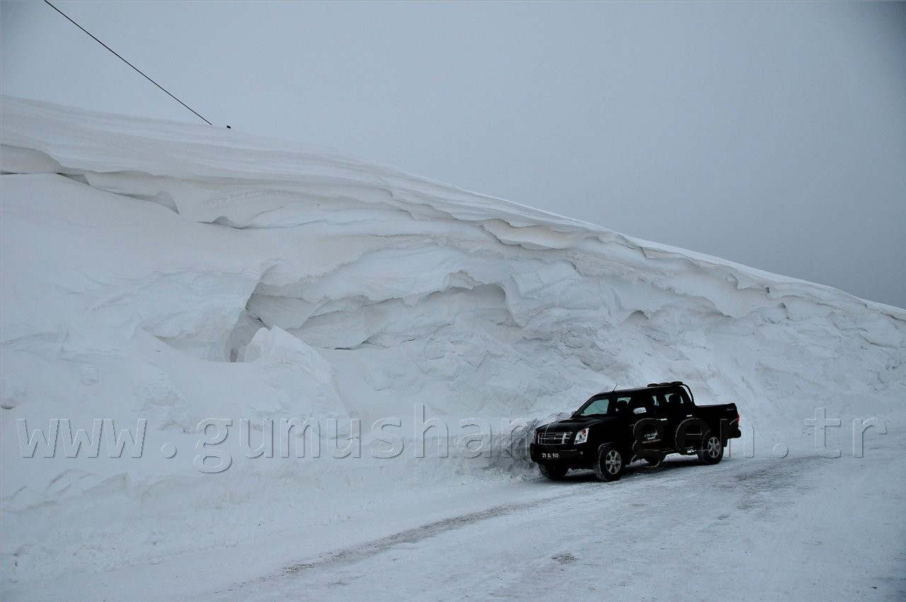 Kostan Dağında 7 Metrelik Dev Kar Kütleleri 4
