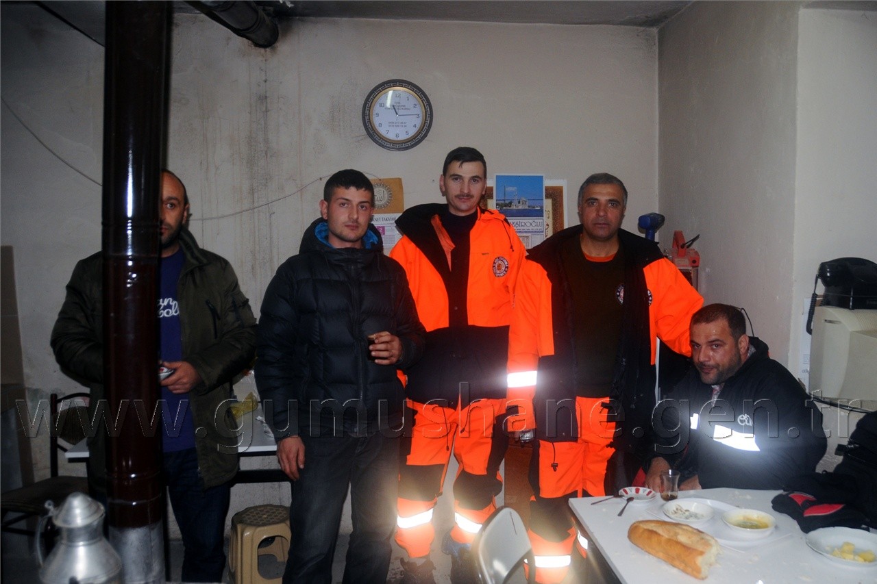 Karda Mahsur Kalan İşçiler Saatler Süren Çalışmayla Kurtuldu 8