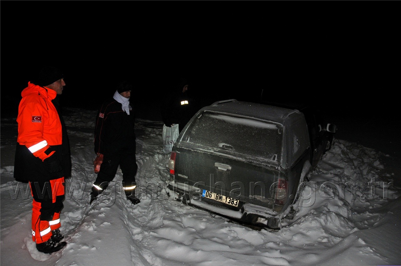 Karda Mahsur Kalan İşçiler Saatler Süren Çalışmayla Kurtuldu 4